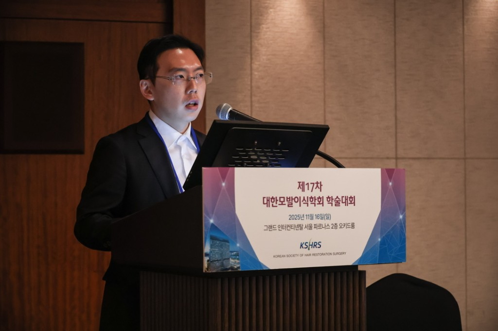 Dr. Jee Hoon Ju presenting at the 17th KSHRS Conference